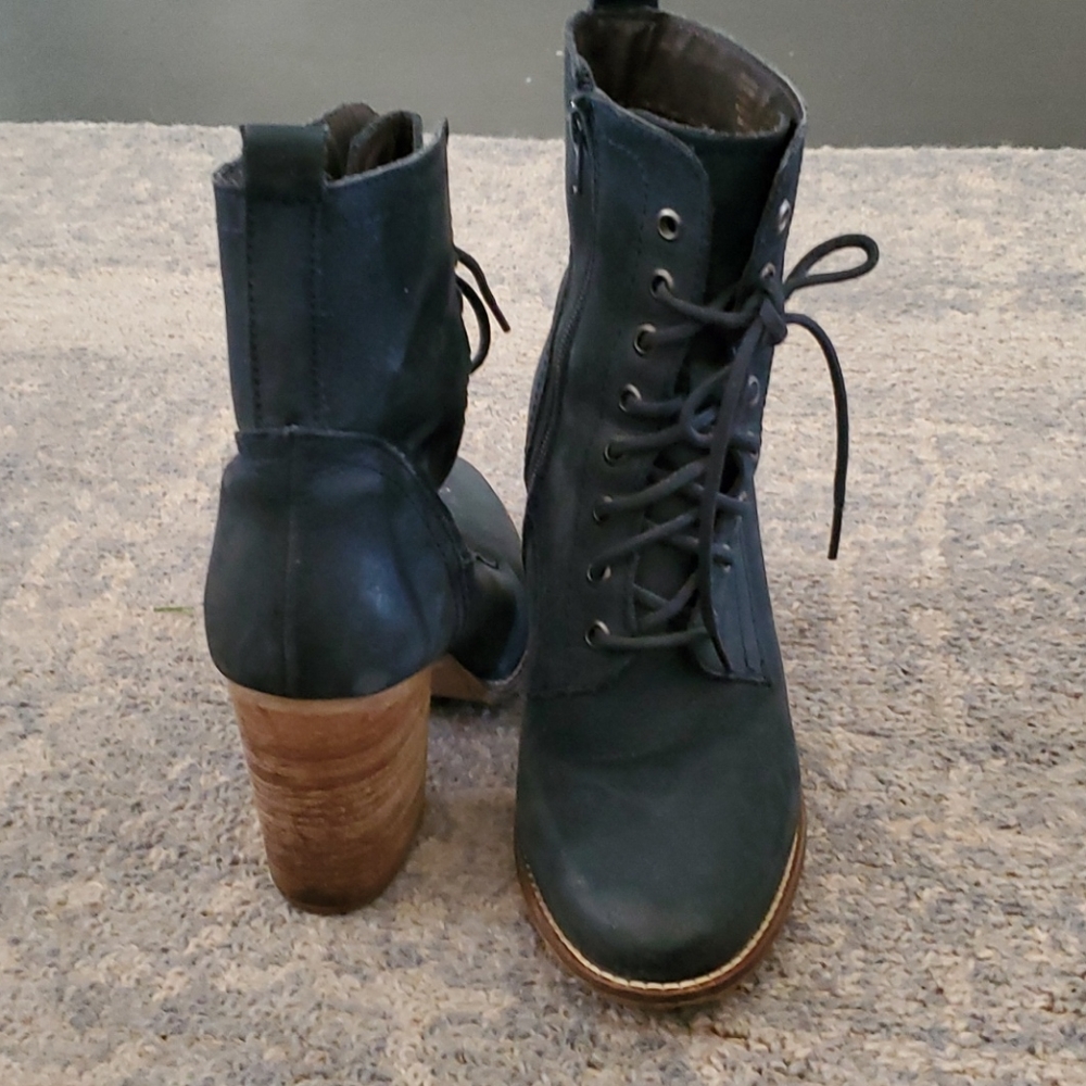 Steve Madden navy blue boots size 9